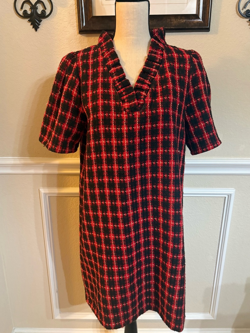 Voy Red and Black Plaid Tweed Short-Sleeve Shift Dress. Size Medium Like New!